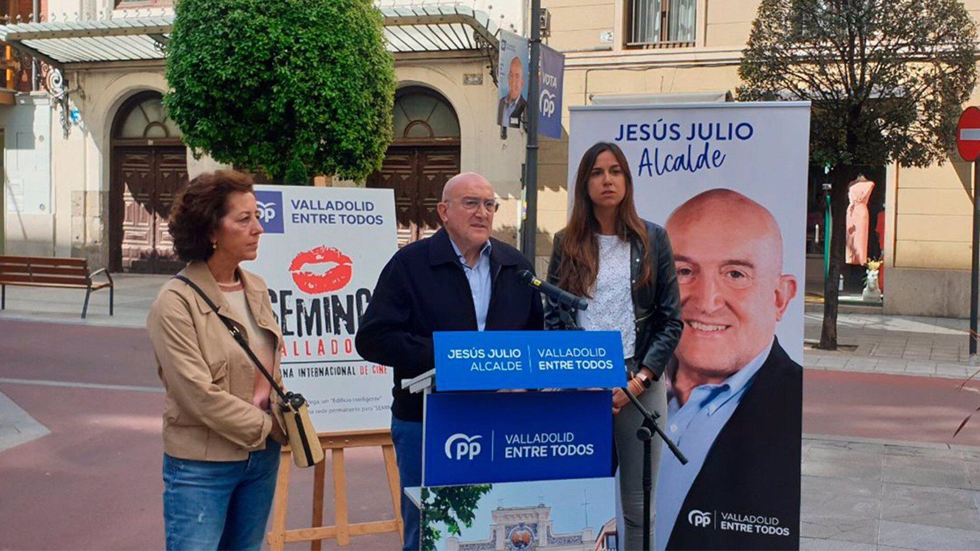 El candidato del PP a la Alcaldía de la ciudad, Jesús Julio Carnero, presenta las propuestas culturales de su programa ante las puertas del Teatro Lope de Vega de la capital vallisoletana - EUROPA PRESS