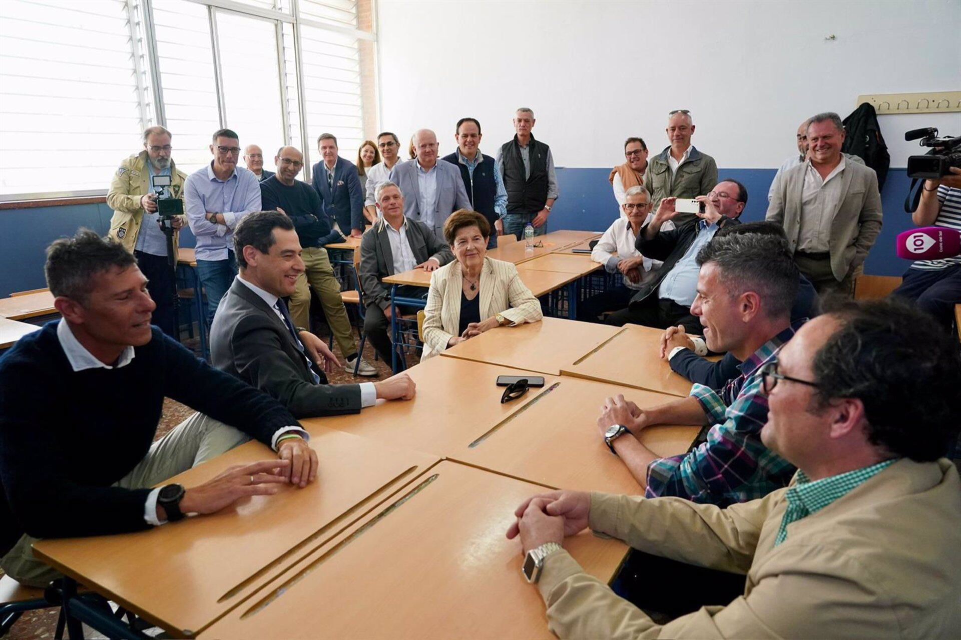 Moreno destaca la Universidad Laboral como centro &quot;de referencia&quot; y el esfuerzo inversor de Junta en educación.
El presidente de la Junta de Andalucía, Juanma Moreno, ha subrayado este lunes el esfuerzo inversor y el compromiso del Gobierno andaluz por una educación &quot;de calidad adaptada a la demanda de la sociedad&quot; durante el acto del 50 aniversario de la Universidad Laboral de Málaga, centro del que fue alumno y al que ha destacado como &quot;pionero&quot; y &quot;de referencia&quot; en toda la comunidad andaluza.