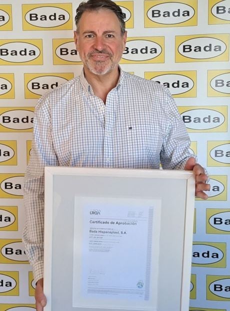 José Ramón Lascorz (responsable del área de calidad) junto al certificado