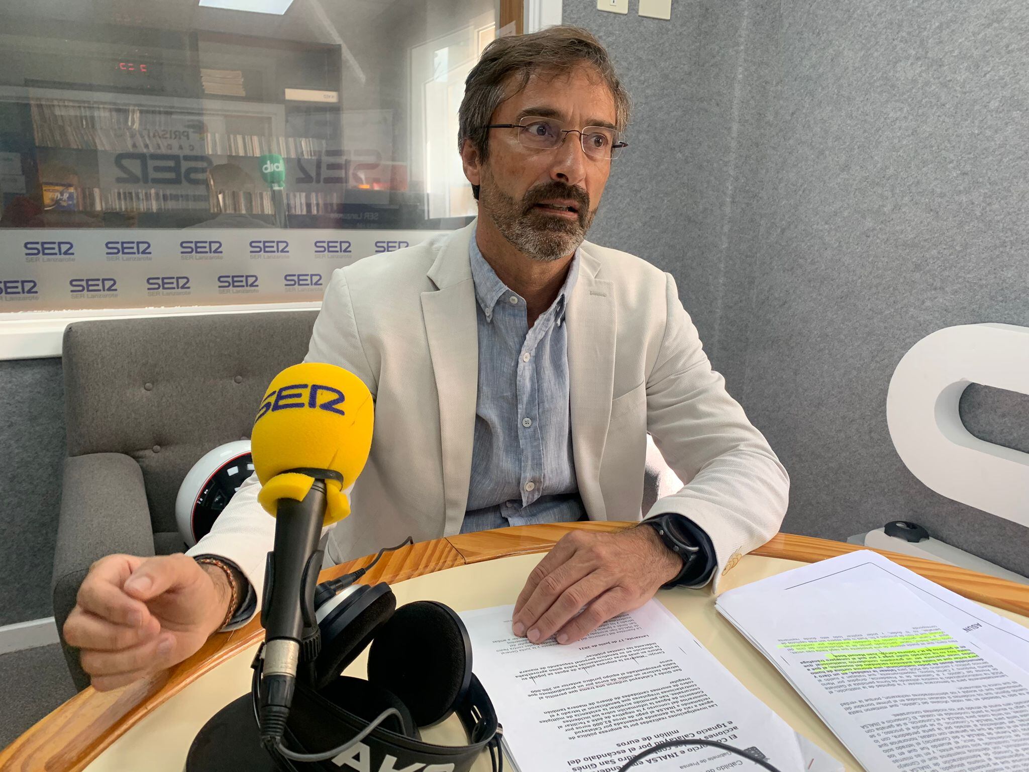 Pedro San Ginés en los estudios de SER Lanzarote.