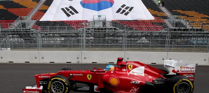 El piloto español Fernando Alonso  conduce su vehículo en el circuito internacional de Yeongam (Corea del Sur).