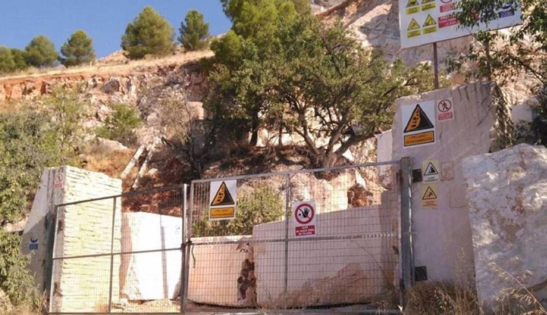 Acceso a la cantera de la Fuente de la Peña.