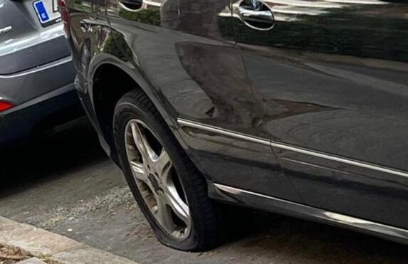 Cotxes SUV i totterreny amb les rodes desinflades