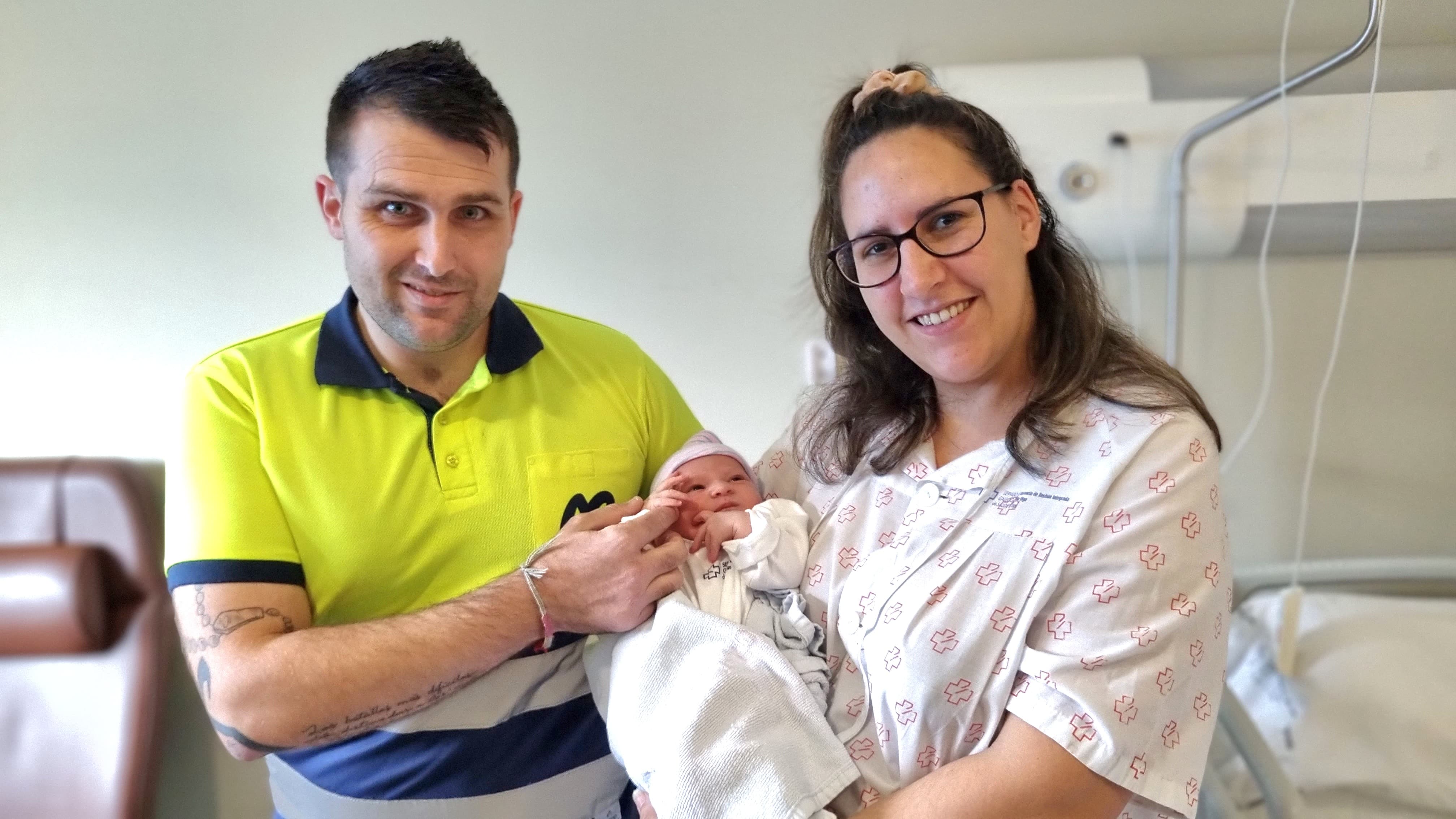 Kyliam junto a sus padres en el Álvaro Cunqueiro.