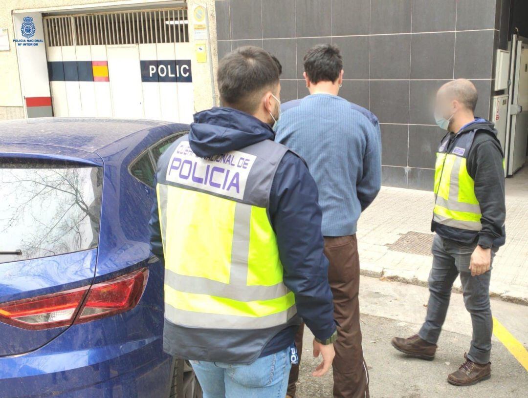 Uno de los detenidos junto con los agentes de la Policía  