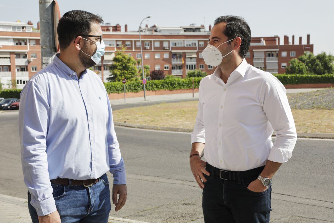 Sergio Parra (i) charla con el vicepresidente regional Ignacio Aguado, ambos de Ciudadanos, durante una visita a Valdemoro.