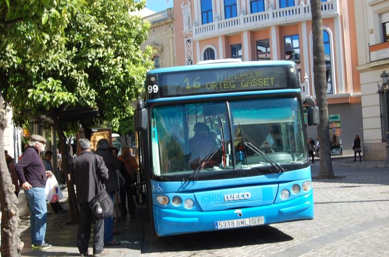 Imagen de una parada de autobuses urbanos