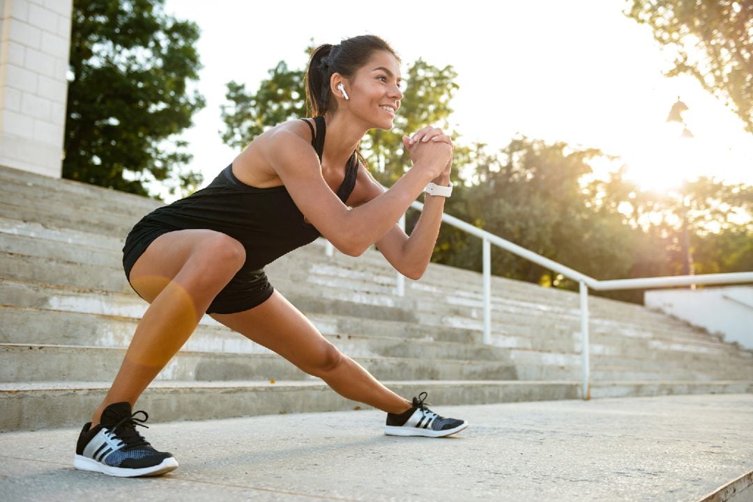 Runner realizando estiramientos ante la práctica deportiva