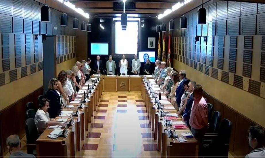 Los concejales (excepto el de Vox), de pie durante el minuto de silencio del último pleno