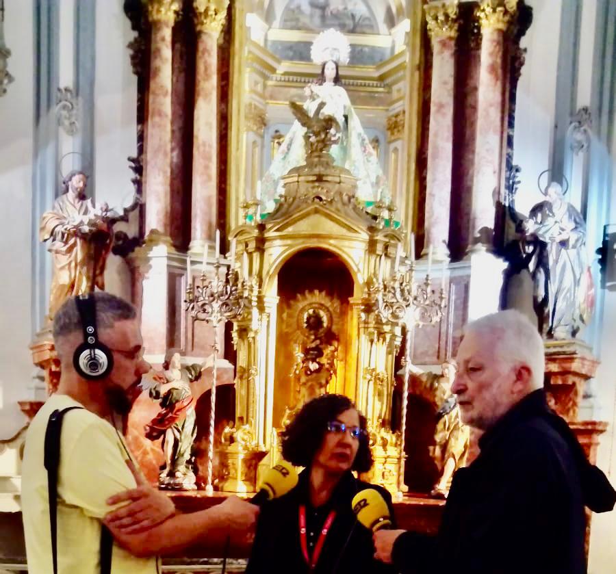 Al fondo el altar mayor de San Juan de Dios durante la visita de &#039;Trotamundos Zielinski&#039; al conjunto monumental