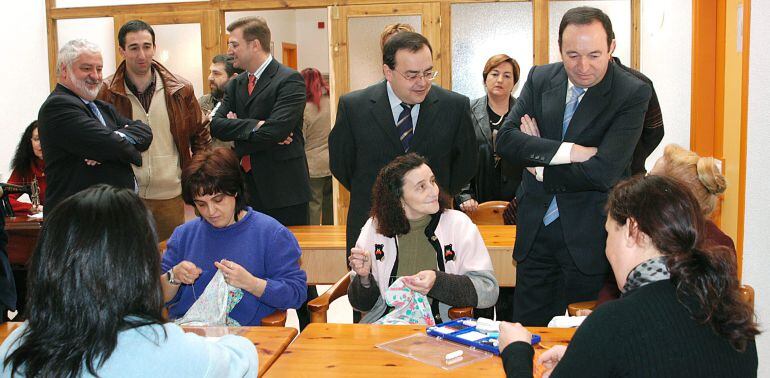 El presidente del Gobierno de La Rioja, Pedro Sanz (dcha), junto al alcalde de Casalarreina, David Isasi (2 dcha), durante la visita que realizó a un taller de empleo de la Fundación Cáritas en febrero de 2004.