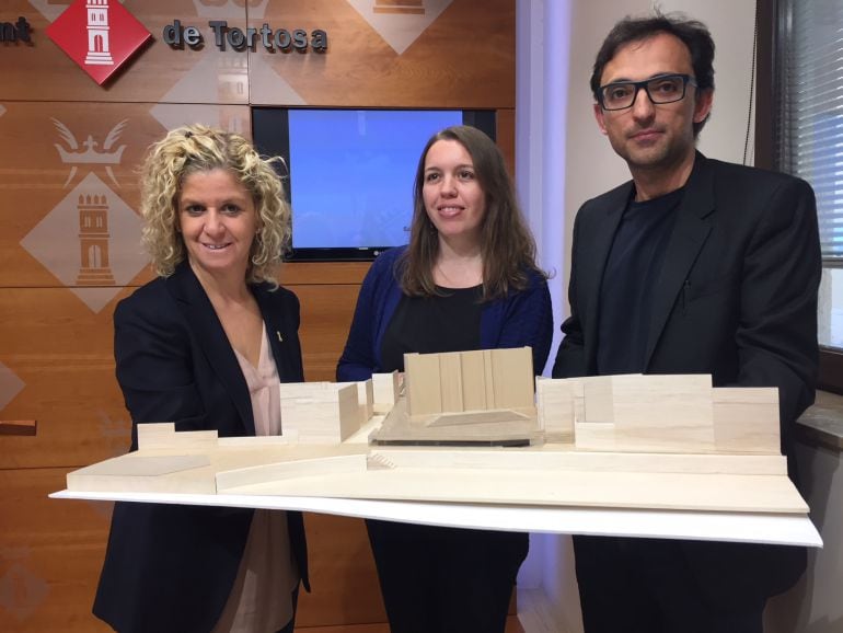 D&#039;esquerra a dreta, l&#039;alcaldessa de Tortosa, Meritzell Roigé, amb els arquitectes Olga Felip i Josep Camps, amb la maqueta de la nova plaça.