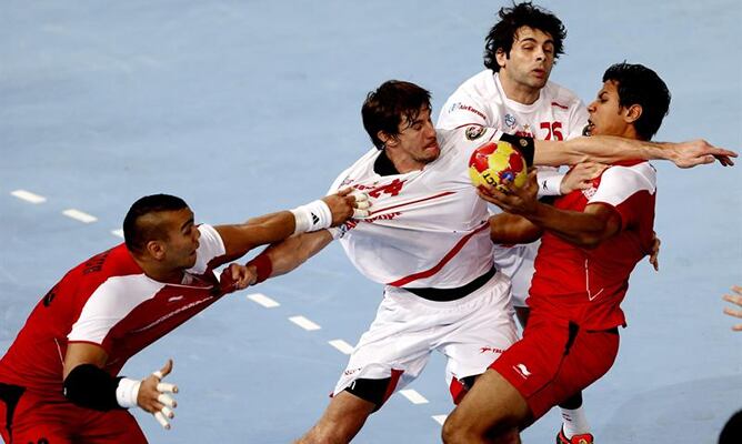 El lateral de la selección española Viran Morros de Argila (2i) y su compañero de equipo Antonio García Robledo (2d) luchan con dos jugadores de la selección de Egipto durante el partido correspondiente a la primera fase, grupo D, del Mundial de balonmano