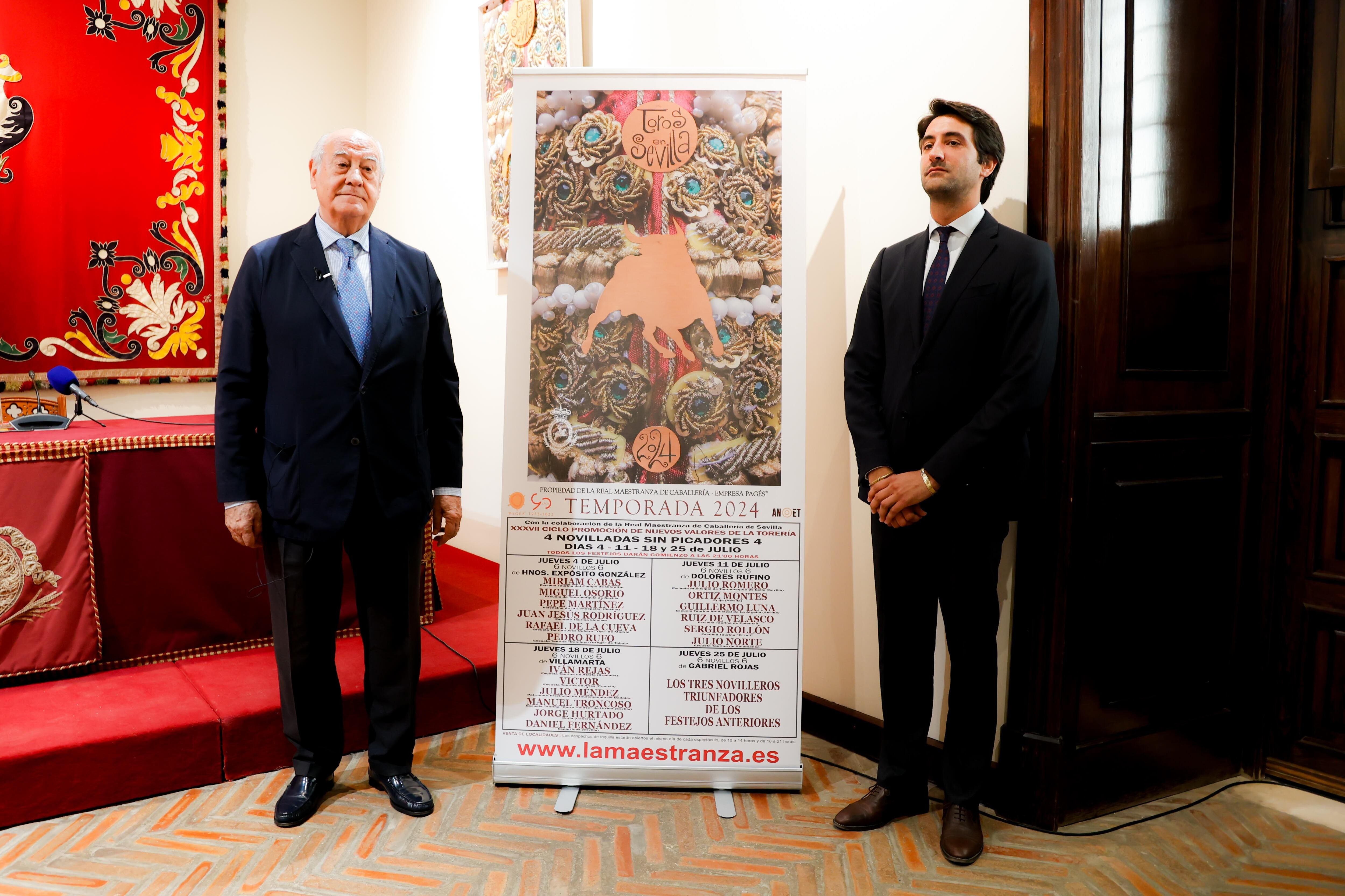 Los empresarios Ramón Valencia padre e hijo, junto a los carteles del ciclo de promoción de nuevos valores