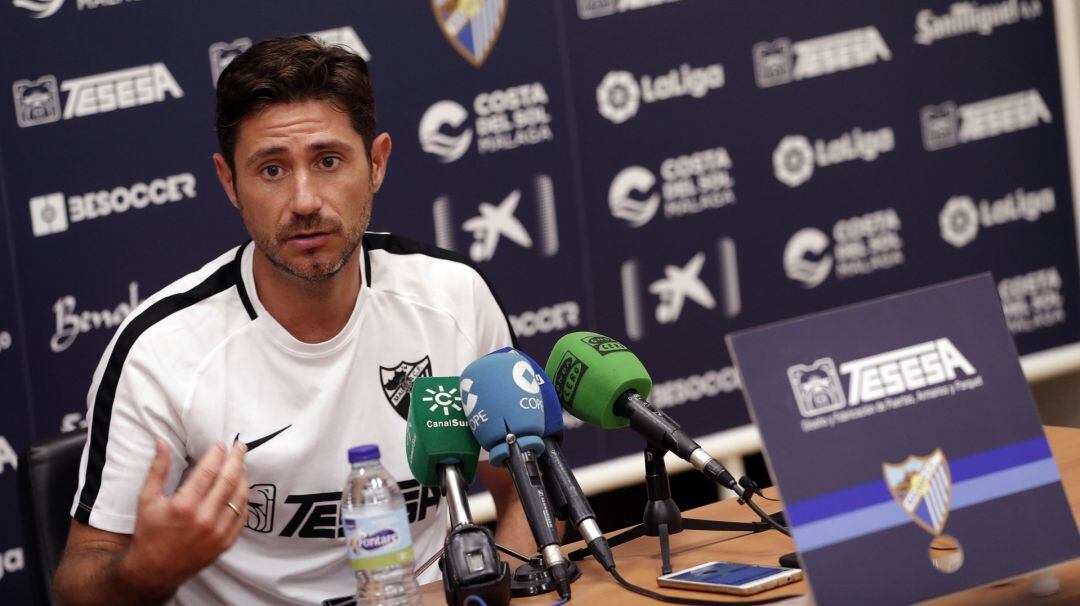 Víctor contesta una pregunta en su comparecencia de prensa