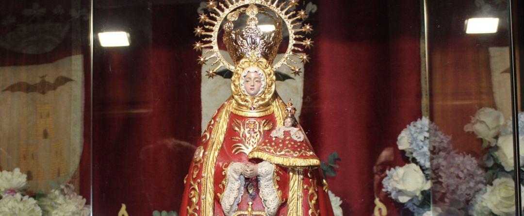 Imagen de la Virgen de los Llanos con la nueva corona del niño