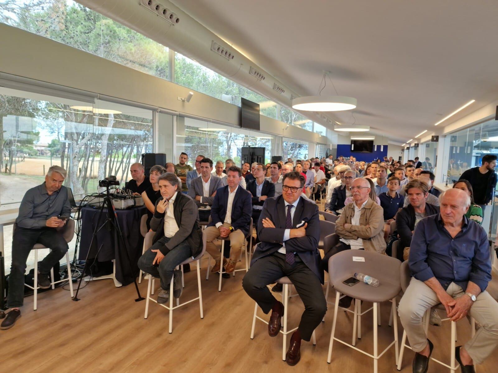 El Estadio de El Alcoraz acogía el acto del 90 aniversario de Radio Huesca, junto con la SD Huesca