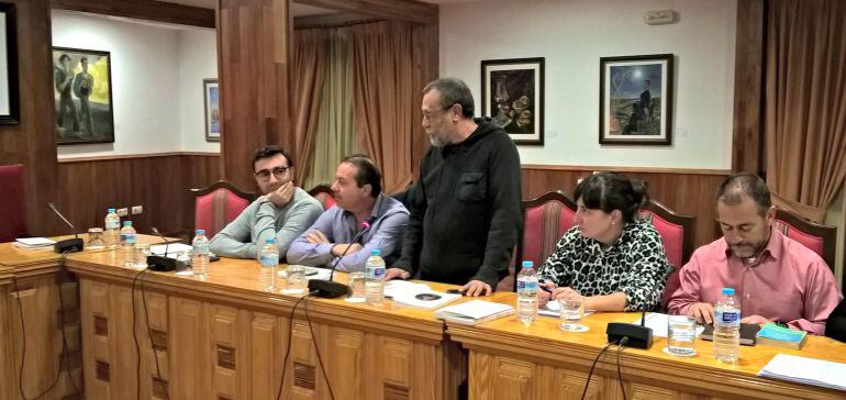 Eduardo del Árbol, en pie, en su toma de posesión