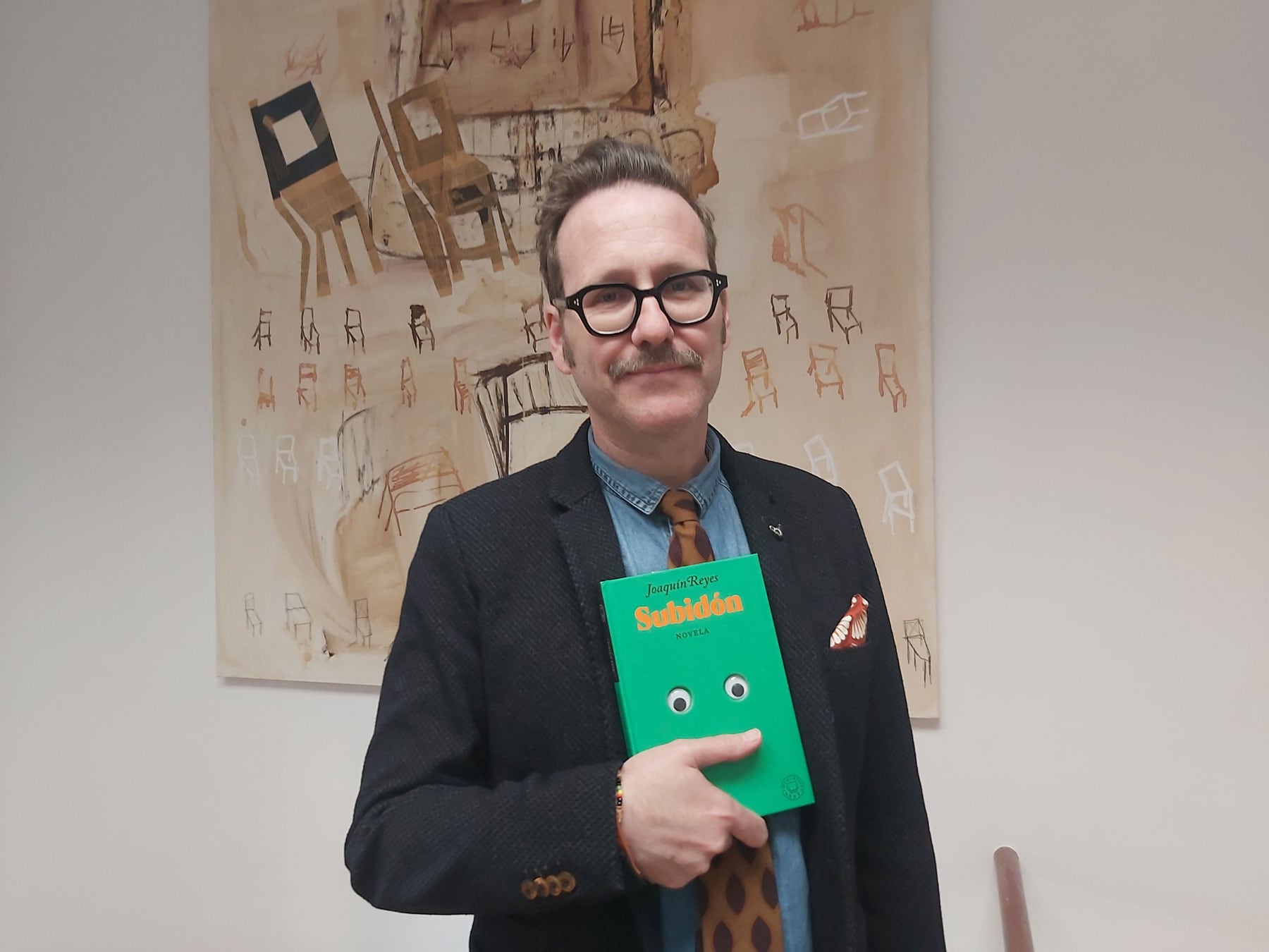 Joaquín Reyes con un ejemplar de su libro 'Subidón' posa en especial para Radio Alcoy