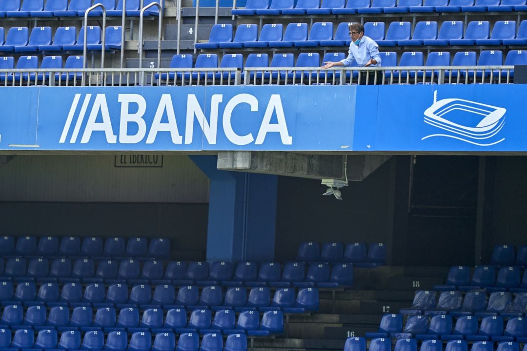 Vázquez da instrucciones a los suyos desde la grada, en el Deportivo - Extremadura