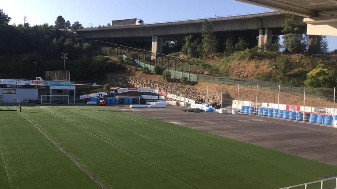 Las obras de acondicionamiento del sintético de Os Carris, avanzan a buen ritmo, pero no estará para el inicio de liga