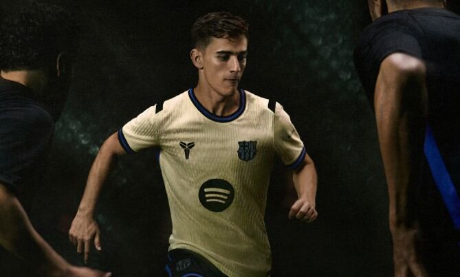 Gavi posa con la nueva equipación del Barça