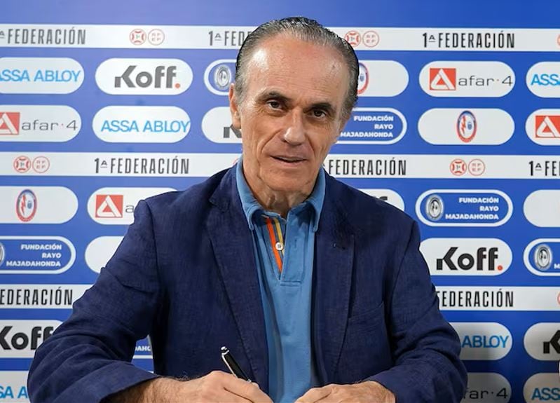 Pedro Arribas firmando la compra del Cartagena.