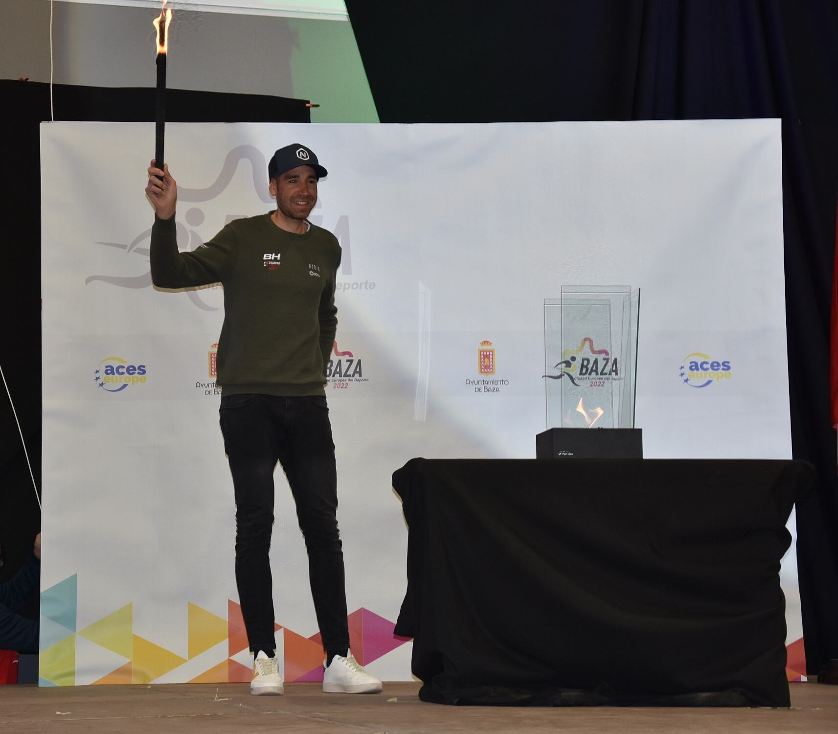 El ciclista bastetano David Valero con la antorcha en la mano durante la gala inaugural en el Pabellón de Deportes de Baza