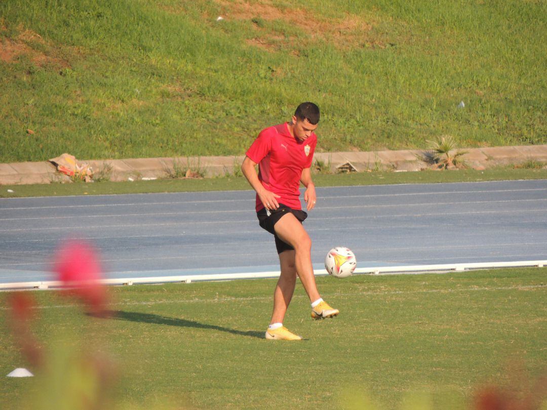 A Yanis le queda un año de contrato. 