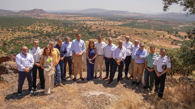 Autoridades presentes durante la visita al polvorín de Vadollano.