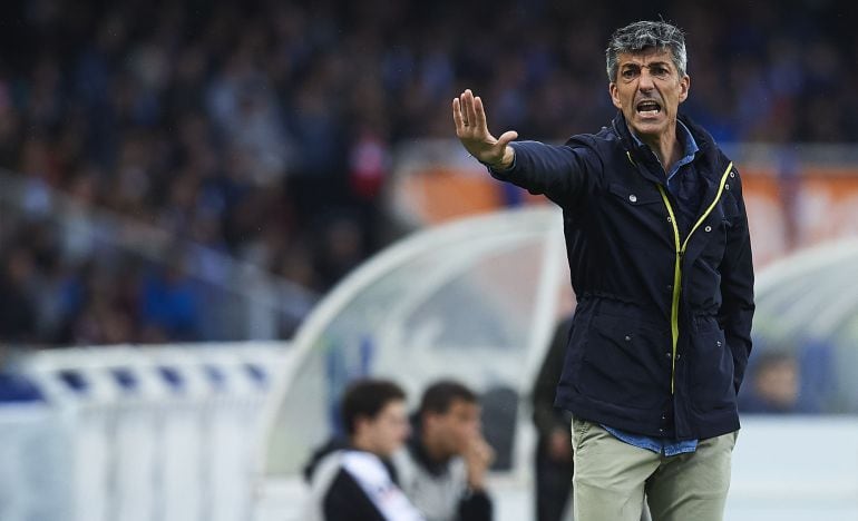 El entrenador de la Real, Imanol Alguacil dando instrucciones desde la banda en el derbi de Anoeta ante el athletic