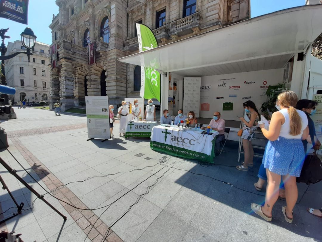 De izquierda a derecha: Gabriel Mª Otalora, Gerente de la sede en Bizkaia de la AECC; Alejandro Martínez, Director General de la Fundación Eroski; Itxaso Río, Gestora de Zona de Insalus - Agua Mineral Natural y Juan del Arco Ortiz de Zarate, Director Técnico del Colegio de Farmacéuticos de Bizkaia