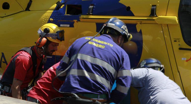 Fotografía facilitada por el Servicio de Emergencias del Principado de Asturias (SEPA) del operativo del intento de rescate del conductor de un camión, vecino de Villablino (León), que ha quedado atrapado en el derrumbe de la mina de Cerredo.