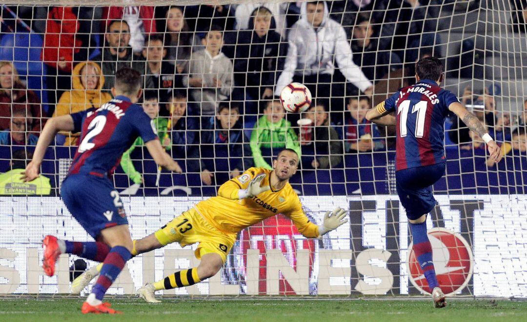GRAF7085. Valencia.- El delantero del Levante, José Luis Morales (d), golpea el balón desde el punto de penalti ante el guardameta del Betis, Pau López, consiguiendo el tercer gol del equipo levantinista durante el encuentro correspondiente a la jornada 34 de primera división disputado en el estadio Ciutat de València. EFE Kai Försterling.