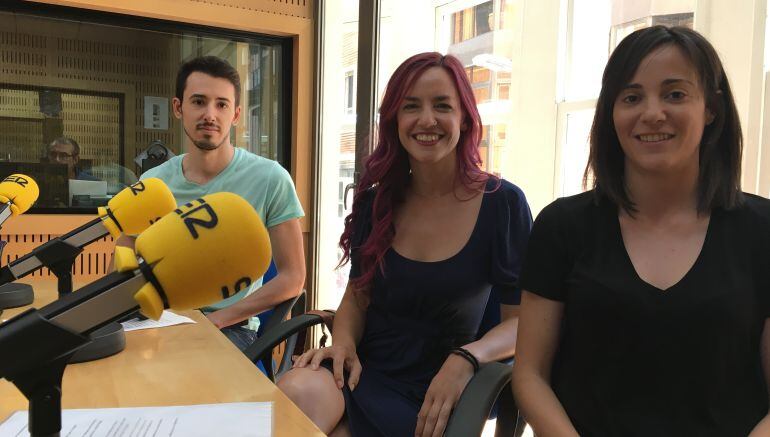 Anna Gil Wittke acompañada de José María y Marisol, psicólogos y alumnos del Máster de Sexología y Terapia de Pareja del Instituto de la Pareja