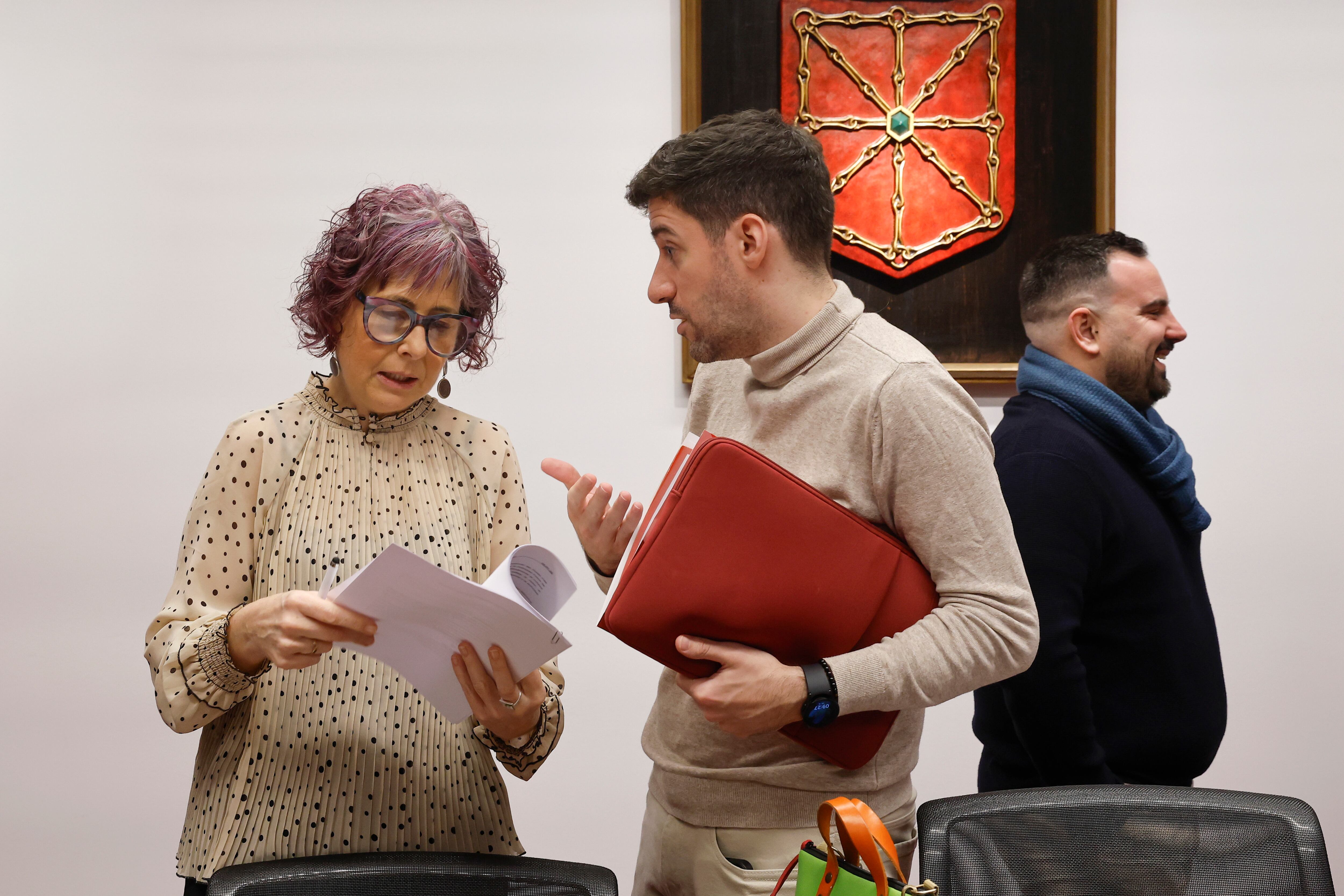 La consejera de Cultura, Deporte y Turismo del Gobierno de Navarra, Rebeca Esnaola, momentos antes de dar comienzo este viernes en el Parlamento de Navarra la comisión en la que informará sobre el Plan Estratégico del Deporte y la Actividad Física de Navarra (PEDAFN) 2025-2028