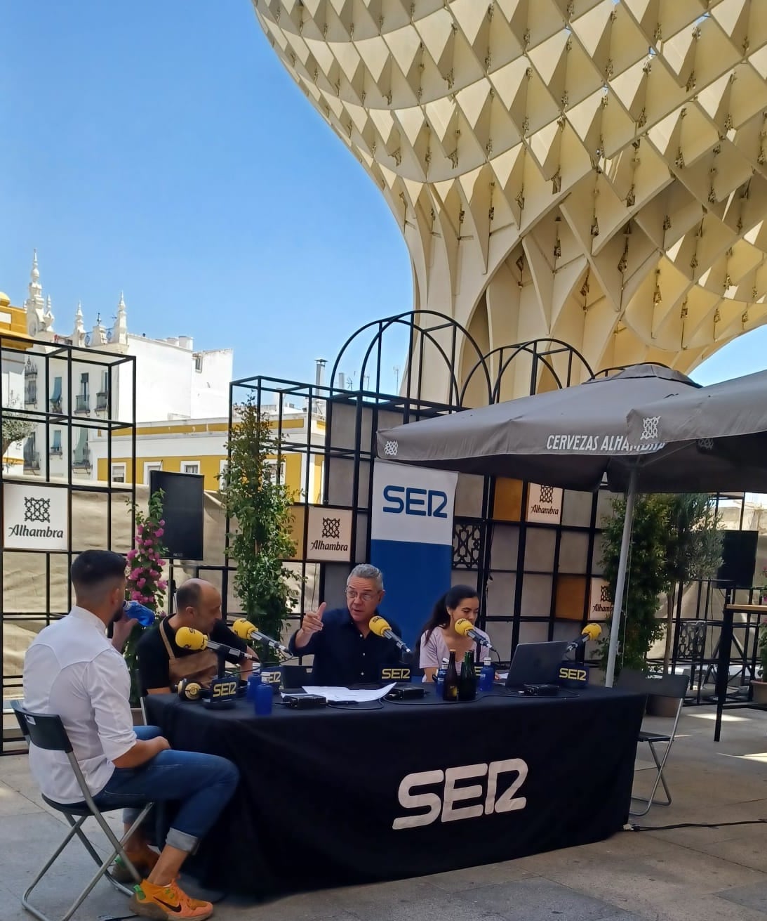 Salomón Hachuel e invitados durante la emisión del Hoy por Hoy Sevilla en Las Setas