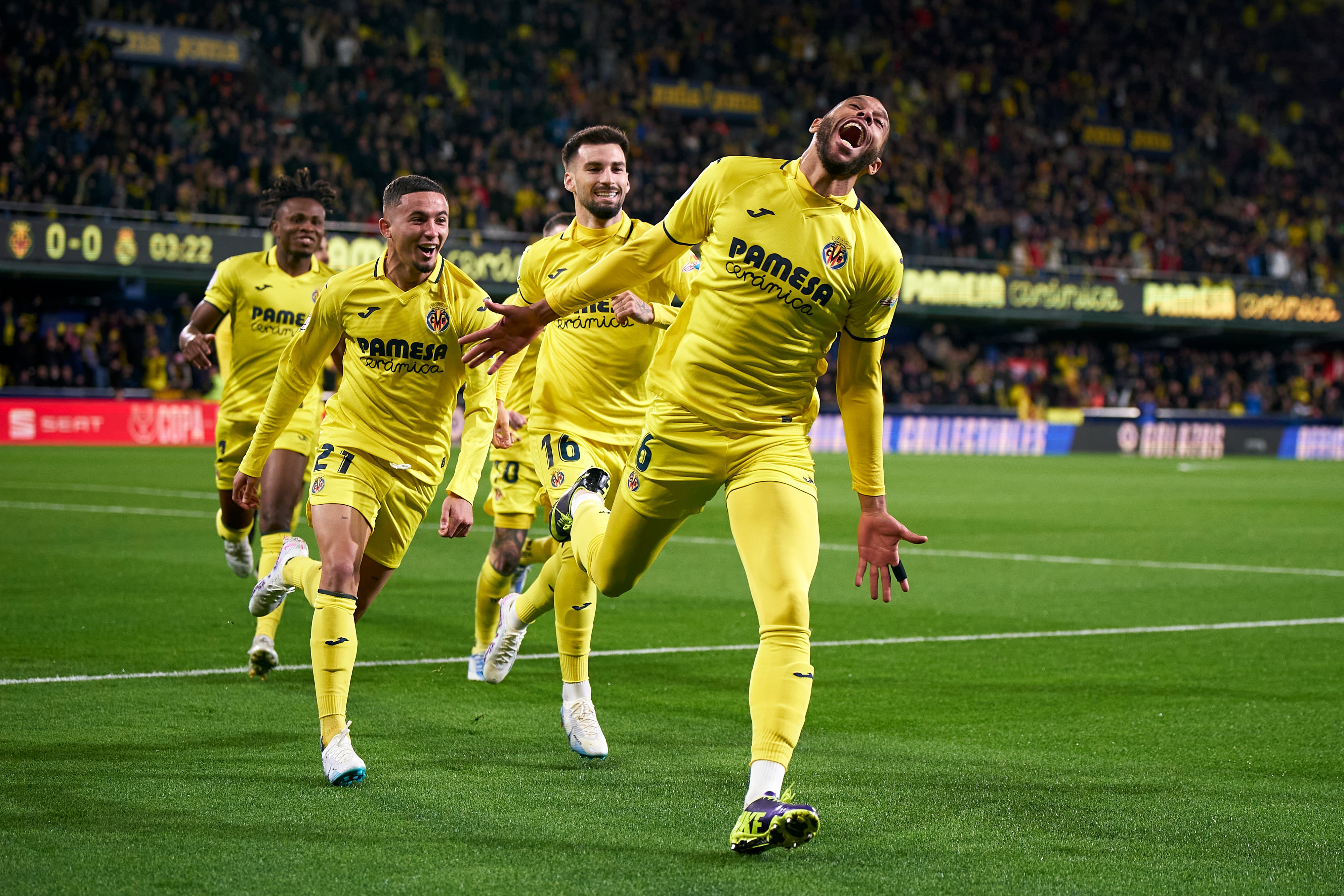 VILLARREAL, SPAIN - JANUARY 19: Etienne Capoue of Villarreal CF celebrates after scoring their side&#039;s first goal during the Copa del Rey Round of 16 match between Villarreal CF and Real Madrid at Estadio de la Ceramica on January 19, 2023 in Villarreal, Spain. (Photo by Manuel Queimadelos/Quality Sport Images/Getty Images)