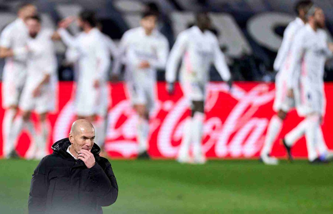 Zinedine Zidane, con los jugadores del Real Madrid.