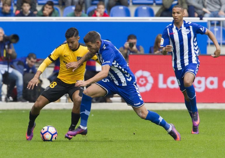 Rosales lucha por el balón con el alavesista Katai