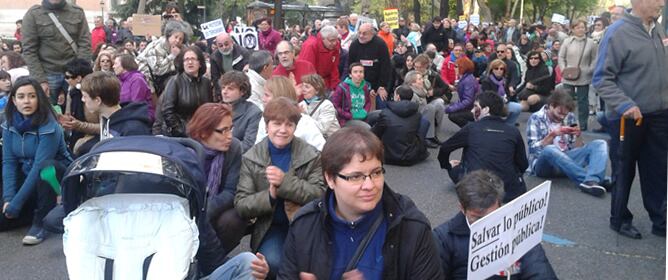 Varios miles de se han manifestado esta tarde en Madrid en defensa de la sanidad y educación públicas y contra los recortes en las prestaciones sociales.