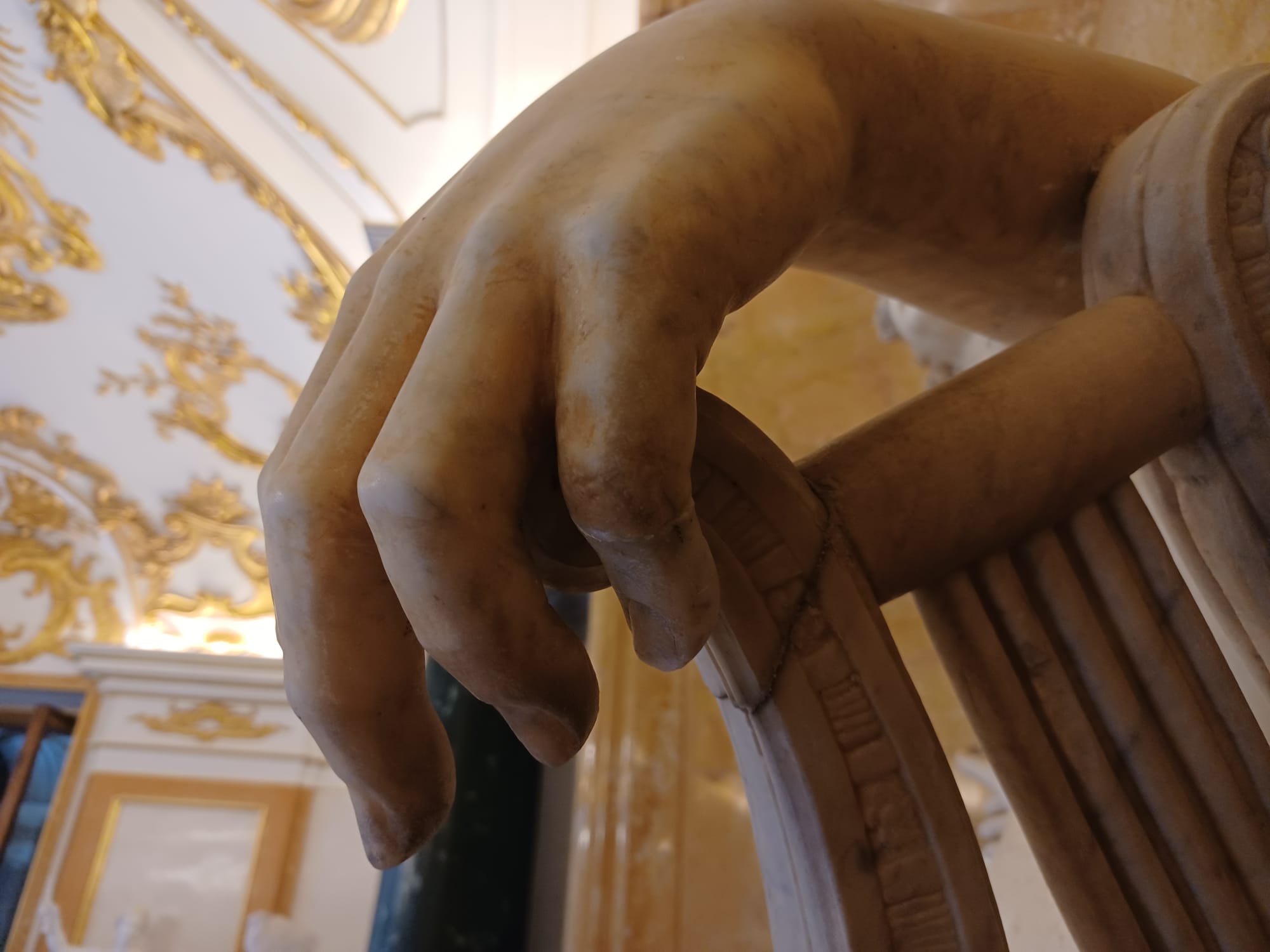 Detalle de la mano de la escultura de Apolo, ya con la integración del meñique recuperado.