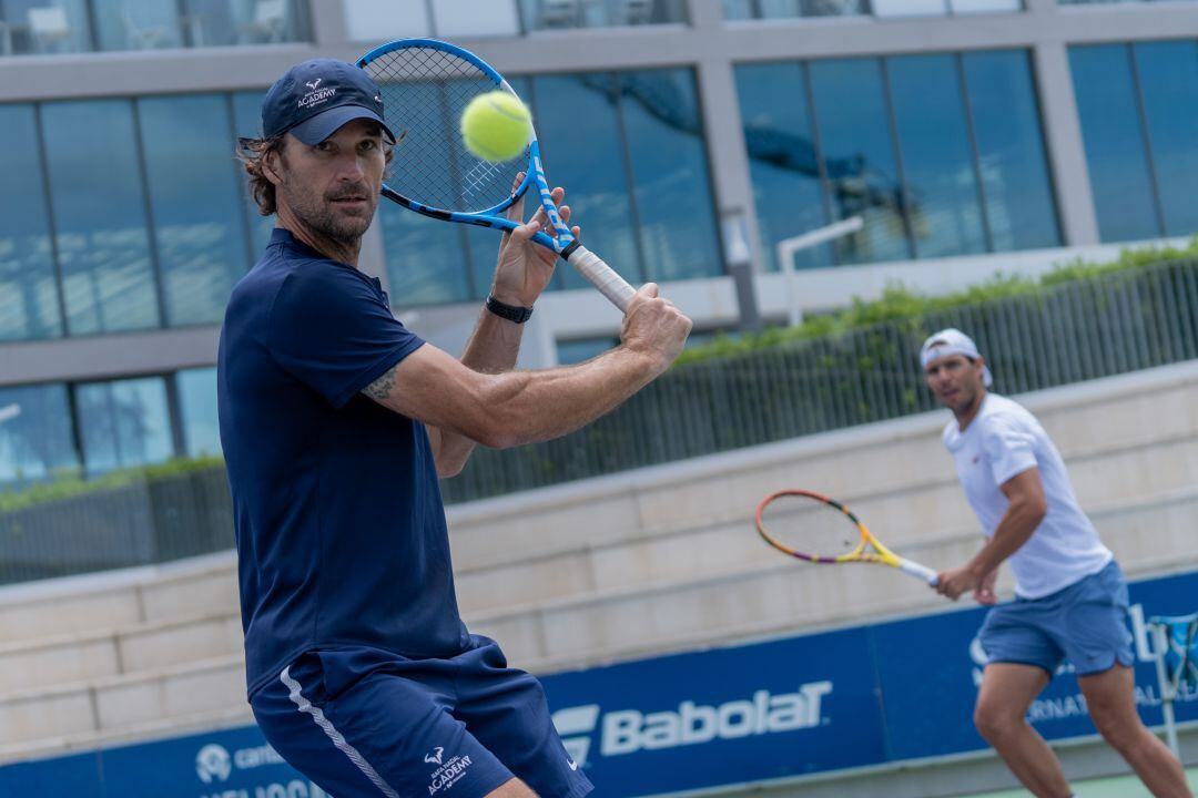 Rafa Nadal y Carlos Moyá forman tandem en un partido de la Rafa Nadal Academy.