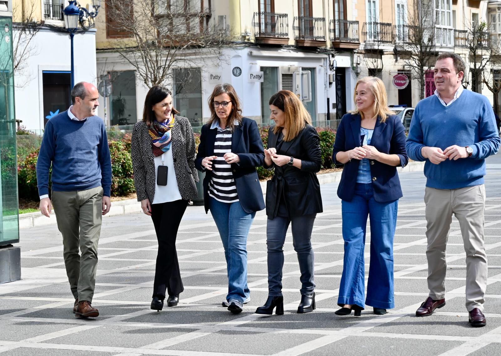 Carmen Fúnez rodeada por integrantes de la ejecutiva del PP en Cantabria.
