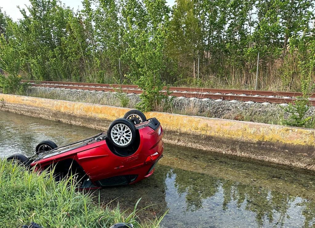 Coche caído acequia en Castelló