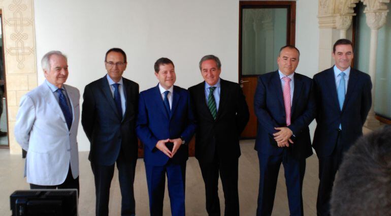 García Page y Angel Nicolás en el centro de la foto