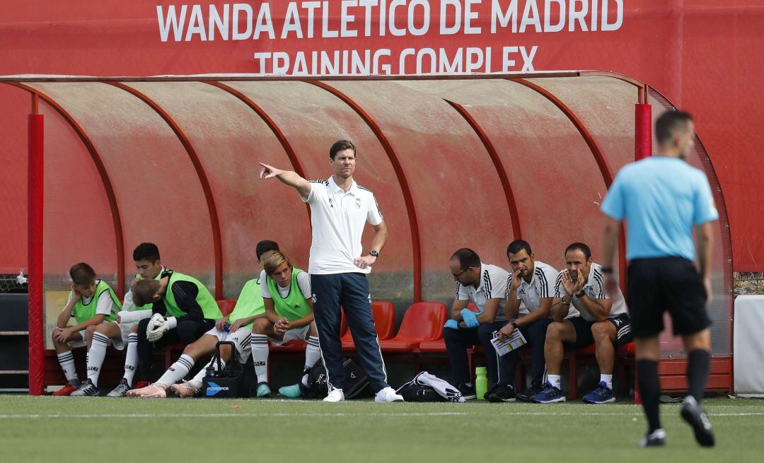 Xabi Alonso dirige un partido del equipo infantil del Real Madrid
