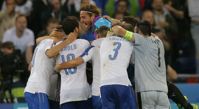 Los jugadores italianos celebran la victoria 