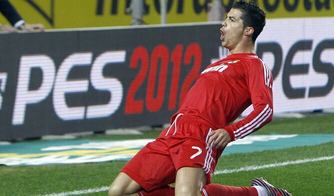 El delantero portugués del Real Madrid Cristiano Ronaldo celebra su gol, primero de su equipo, durante el partido correspondiente a la décimo séptima jornada del Campeonato Nacional de Liga de Primera División que enfrenta esta noche al conjunto madrileño