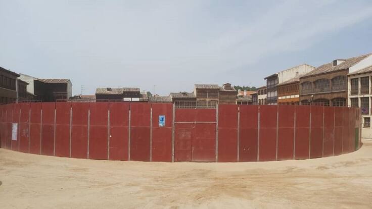 El acalde de Peñafiel, Roberto Díez, sale al paso de las declaracines de Ciudadanos sobre la plaza portatil en la Plaza del Coso y argumenta el porqué de esta instalación